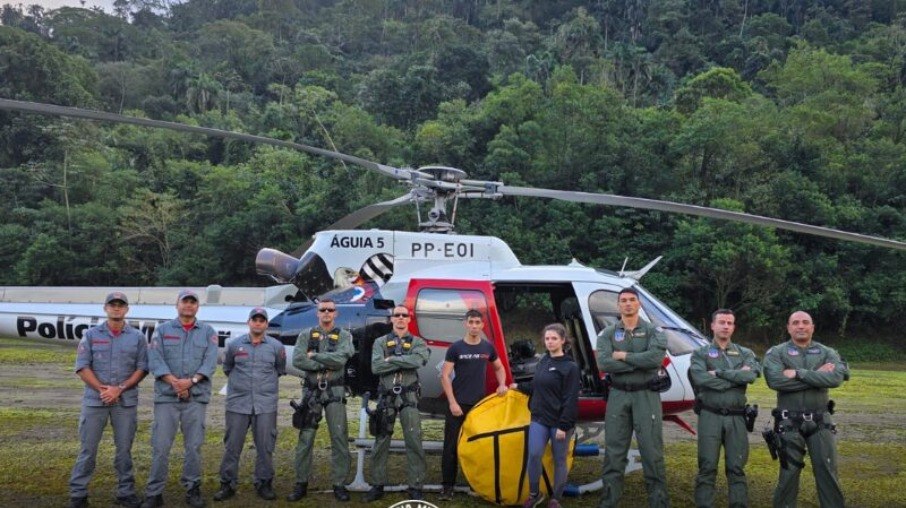 Helicóptero Águia resgata casal perdido em trilha na Cachoeira da Fumaça, em Cubatão (SP) Helicóptero Águia resgata casal perdido em trilha na Cachoeira da Fumaça, em Cubatão (SP)