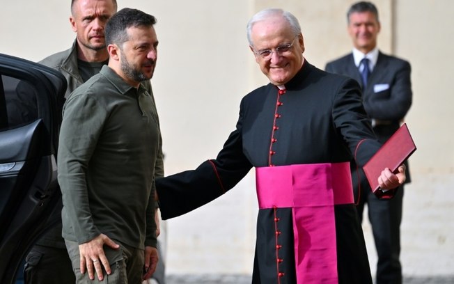 O presidente da Ucrânia, Volodimir Zelensky (E), é recebido pelo prefeito da Casa Pontifícia, Monsenhor Leonardo Sapienza (D), no pátio de San Damaso, antes de seu encontro com o papa Francisco