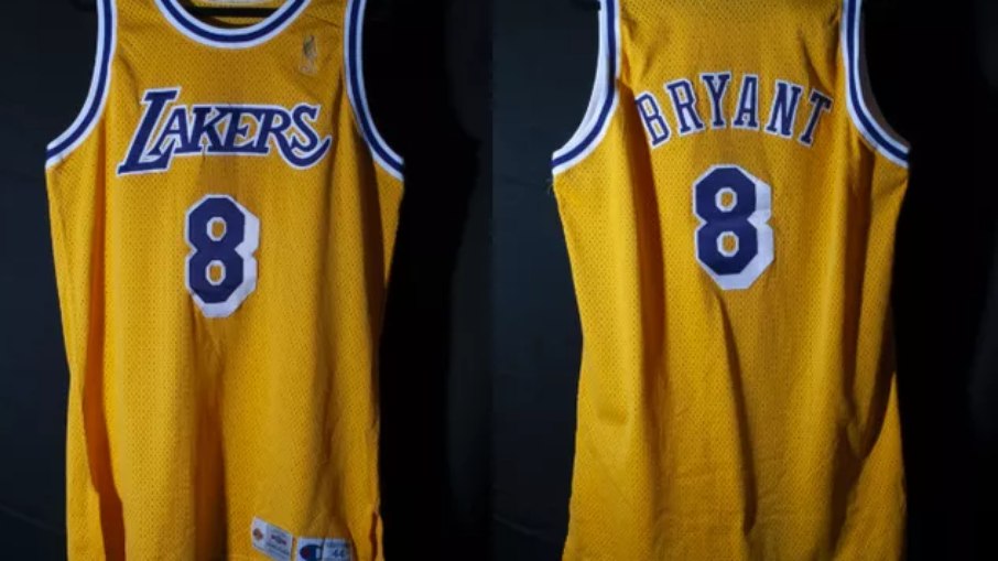 Camisa usada por Kobe Bryant em temporada de estreia é arrematada por R$ 13 milhões