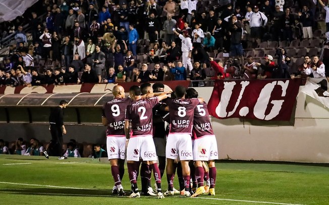 Em jogo movimentado , Ferroviária vence Athletic Clube pela série C