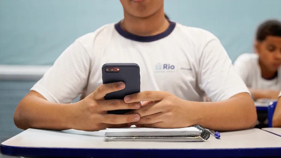 Prefeitura do Rio quer banir celulares em horário escolar