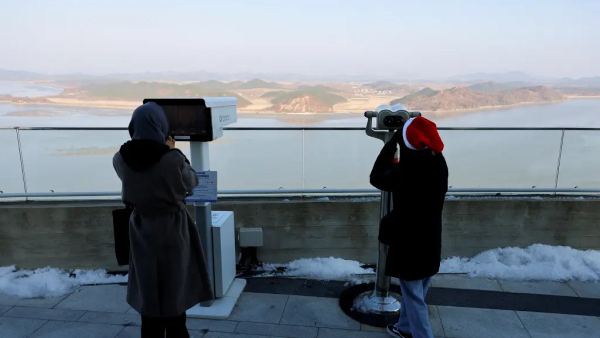 Pessoas observam a vista da Coreia do Norte