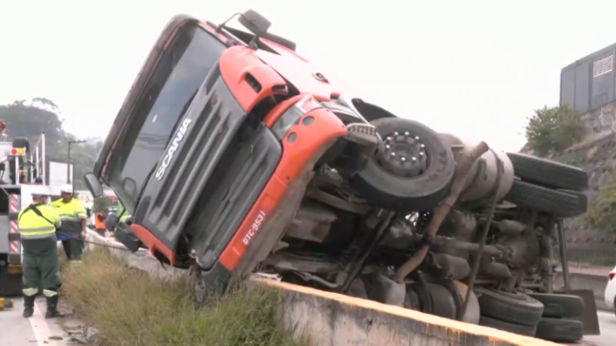 Carreta com 30 toneladas de cimento tomba no km 21 da Raposo Tavares Carreta com 30 toneladas de cimento tomba no km 21 da Raposo Tavares