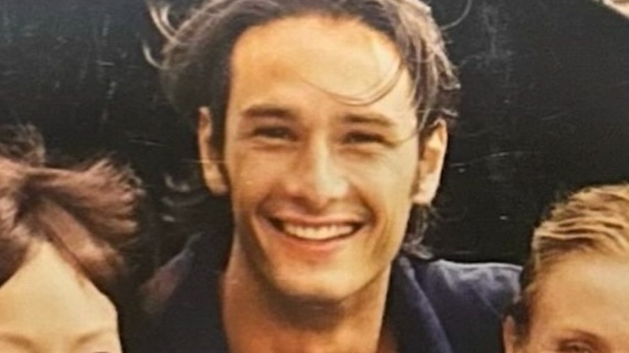 Rodrigo Santoro relembra foto icônica com elenco de 'As Panteras'