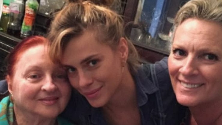 Carolina Dieckmmann fala sobre a morte da mãe e da avó: "Luto"
