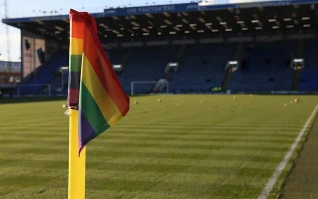 Homofobia no futebol poderá render perda de pontos a clubes