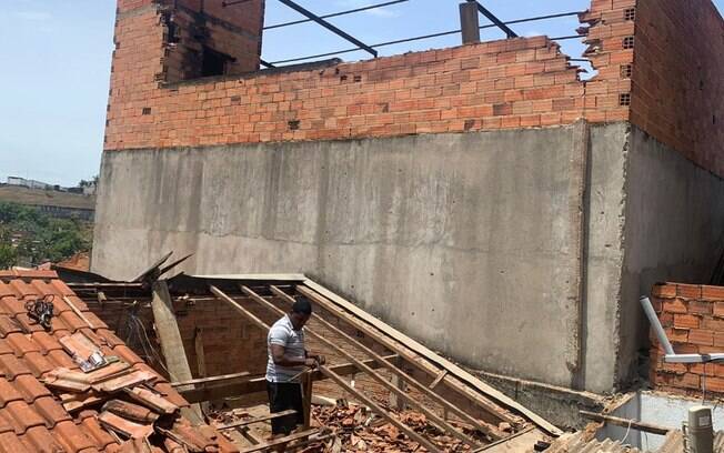 Chuva provoca queda de árvores e derruba parede de casa em Campinas