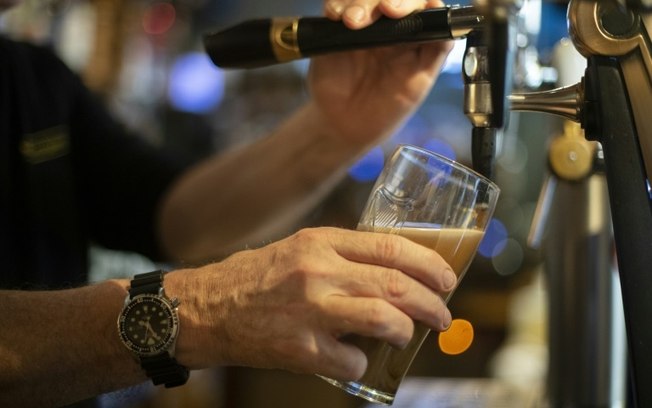 Um barman serve uma cerveja de pressão em um bar em Brest, oeste da França