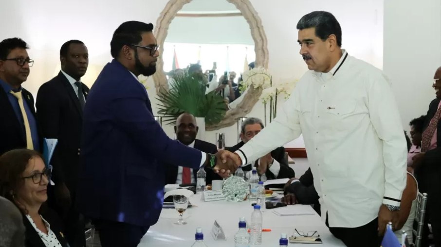 Irfaan Ali à esquerda, presidente da Guiana e Nicolás Maduro, da Venezuela, à direita