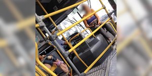 Motorista de ônibus é flagrado usando celular ao volante; vídeo