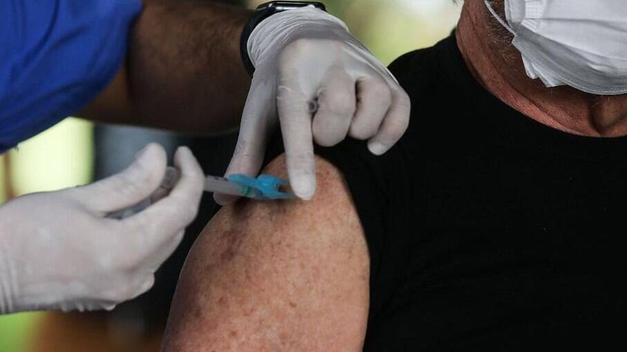 Idosa se recusa a ser vacinada por enfermeiro negro em Taquaritinga-SP