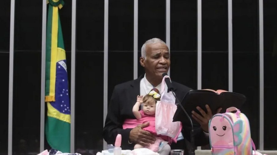 Pastor leu a bíblia durante discurso Pastor leu a bíblia durante discurso