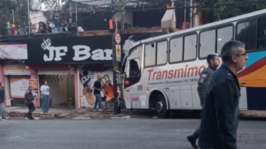 Homem furta ônibus em SP e joga veículo contra salão onde estava esposa Homem furta ônibus em SP e joga veículo contra salão onde estava esposa