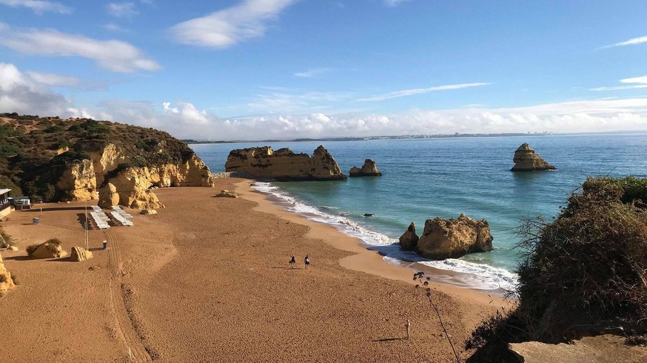 A praia da Dona Ana, na região de Algarve, é conhecida pela tranquilidade