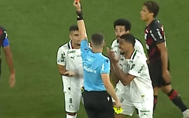Andreas Pereira foi expulso por chutar uma bola extra em campo na direção de um jogador do Athletico
