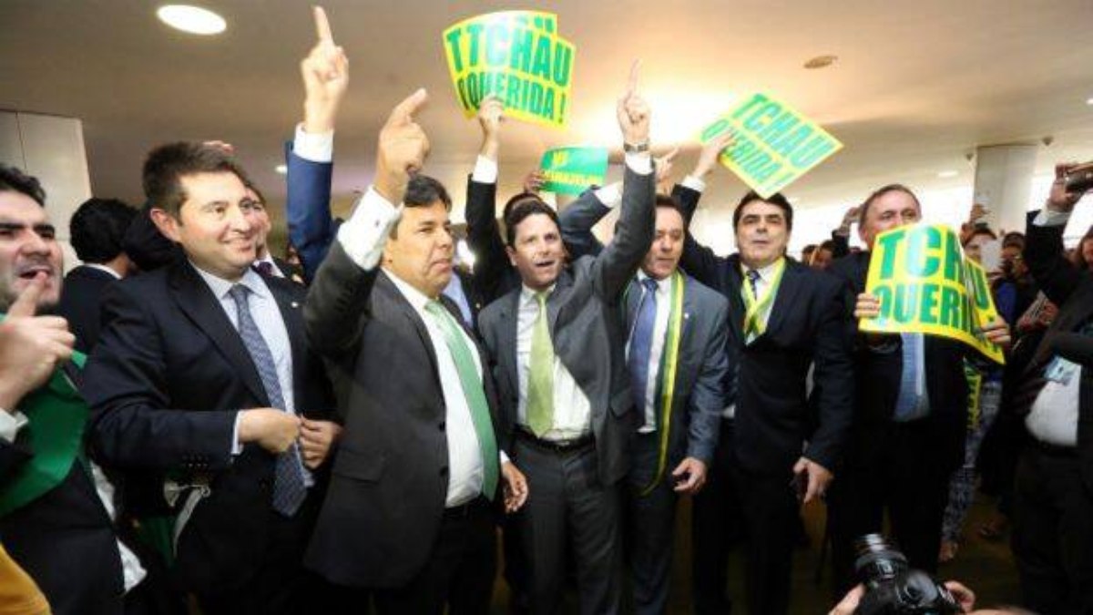 Deputados seguram placas com os dizeres 'Tchau, querida', fazendo referência ao cumprimento de Lula a Dilma em ligação gravada por grampo e divulgada Deputados seguram placas com os dizeres 'Tchau, querida', fazendo referência ao cumprimento de Lula a Dilma em ligação gravada por grampo e divulgada