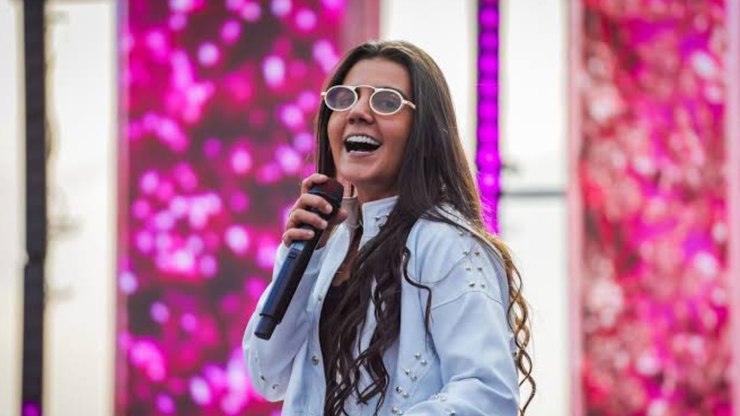 Yasmin Santos celebra dez anos de carreira: "Especial demais"