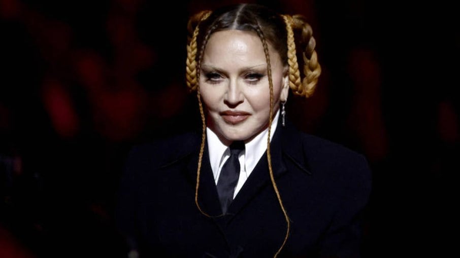 A cantora Madonna, de 64 anos, surpreendeu pelo visual mais inchado com a face esticada no Grammy 2023