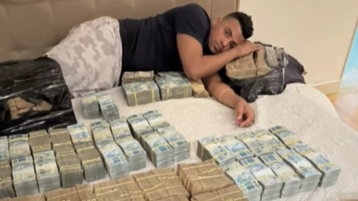 TH Joias em foto ostentando dinheiro