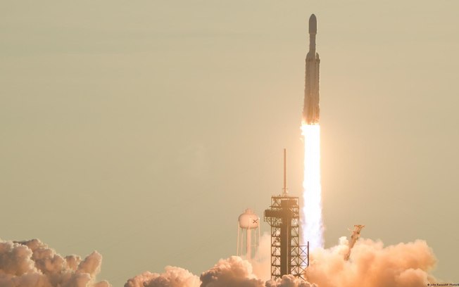 A SpaceX lançou o telescópio de 4,3 bilhões de dólares a bordo de um foguete Falcon Heavy com o triplo de potência