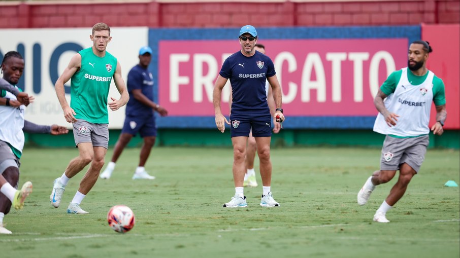 Zubeldía durante treino em preparação para a final do Carioca