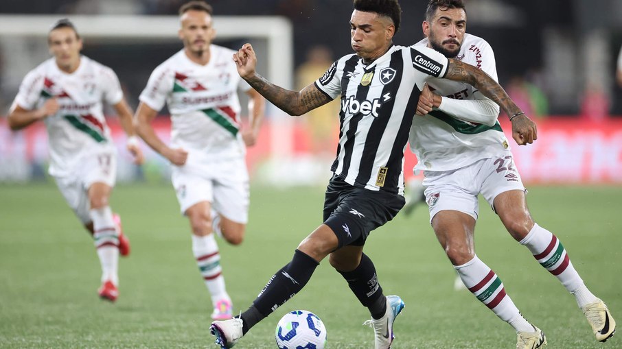 Botafogo vence Fluminense e se reabilita no Brasileirão Botafogo vence Fluminense e se reabilita no Brasileirão