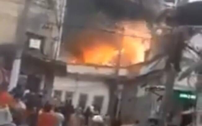 Incêndio aconteceu neste sábado (22), no Rio de Janeiro. 