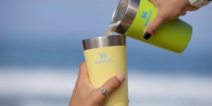 Copos Stanley: por quanto tempo mantém a bebida gelada?