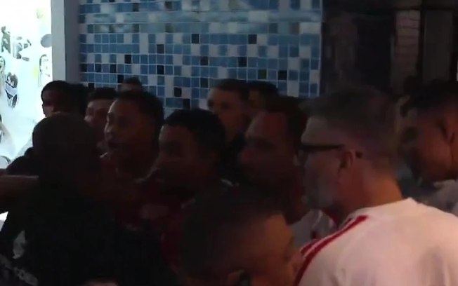 Confusão entre Gre-Nal pela Copa do Brasil Confusão entre Gre-Nal pela Copa do Brasil