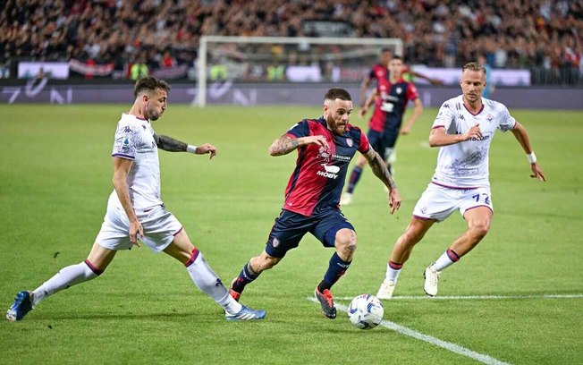 Jogadores de Cagliari e Fiorentina em disputa de bola na última rodada do Italiano - Foto: Divulgação / Lega Serie A