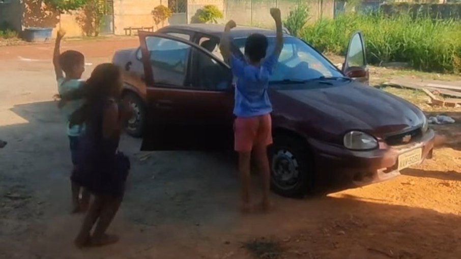 Crianças reagiram com felicidade quando o carro ligou Crianças reagiram com felicidade quando o carro ligou