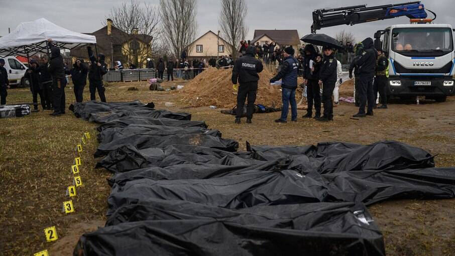 Corpos enfileirados e enumerados em Bucha, na Ucrânia