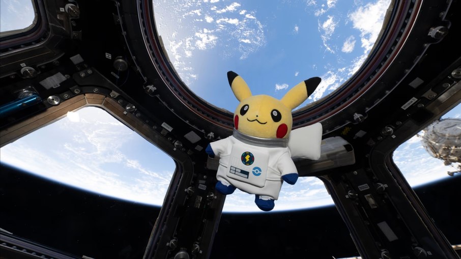 Pelúcia do Pikachu durante viagem espacial Pelúcia do Pikachu durante viagem espacial