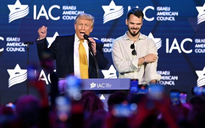 Andrei Kozlov, ex-refém do Hamas em Gaza, participa de um evento em Washington com o candidato presidencial dos EUA, Donald Trump