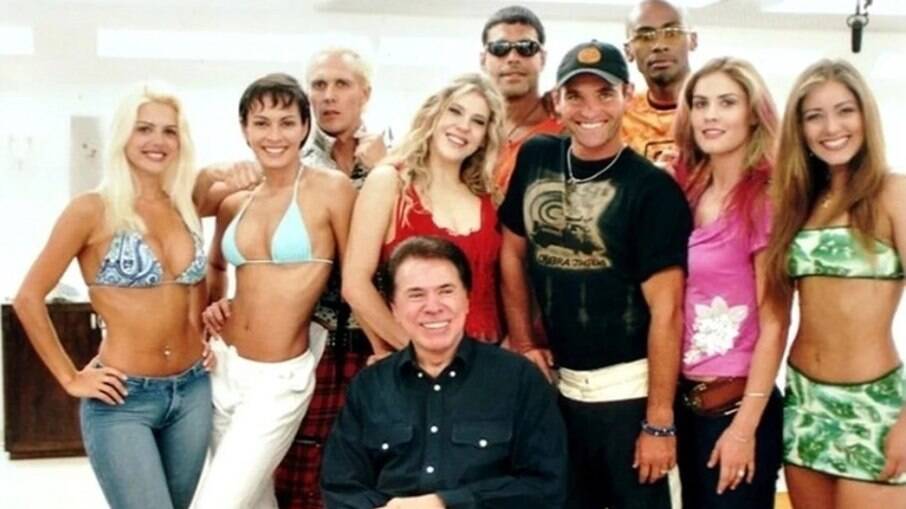 Silvio Santos rodeado dos participantes da primeira temporada do Casa dos Artistas
