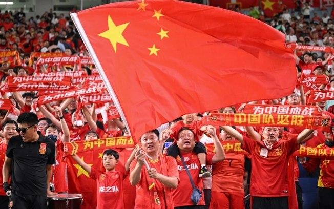 Torcedores da seleção da China durante a derrota para o Japão nas Eliminatórias Asiáticas para a Copa do Mundo de 2026