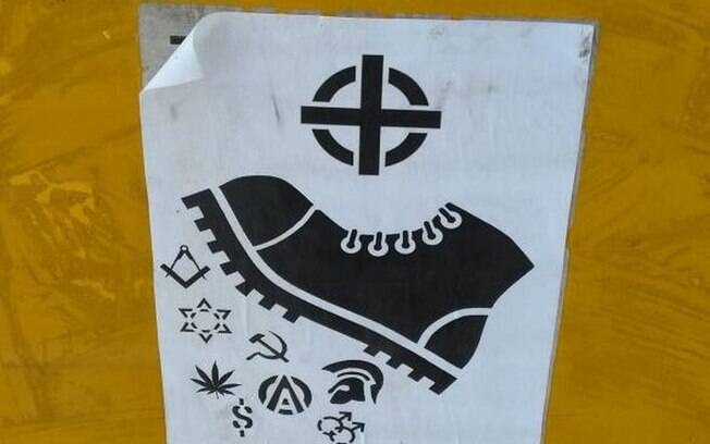 Dez cartazes supremacistas foram encontrados em postes e pontos de ônibus em Santa Catarina
