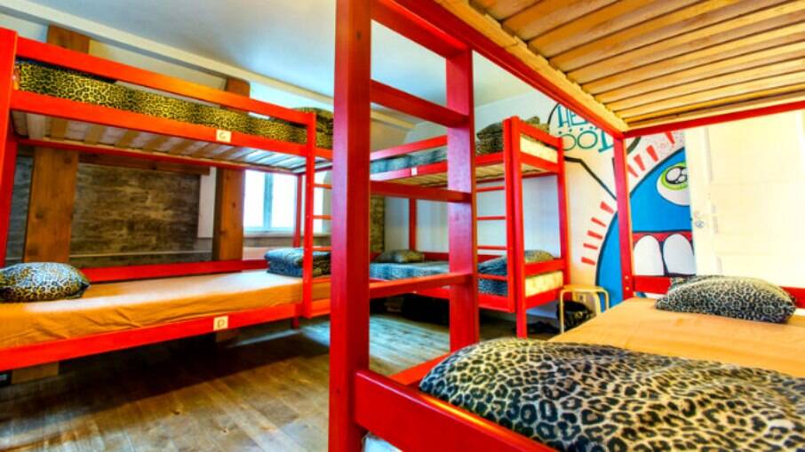 Hostel geralmente conta com quartos compartilhados e um preço mais acessível, mas é possível visitar com tranquilidade