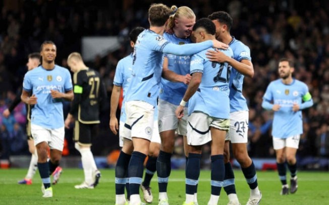 Jogadores comemoram um dos gols de Haaland na goleada do City