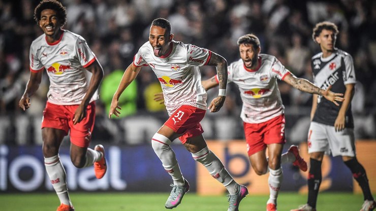 Bragantino vence Vasco e dorme na liderança do Brasileirão