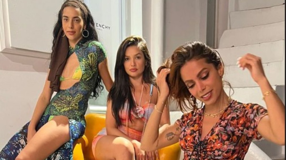 Anitta revela produção das amigas prontas para noitada na Grécia