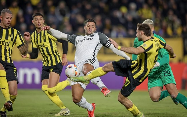 Atlético sofre para furar defesa do Peñarol e perde primeira na Libertadores