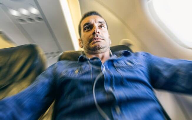Em um voo saindo de Londrina, a comissária de bordo precisou descer do avião com o passageiro para acalmá-lo Em um voo saindo de Londrina, a comissária de bordo precisou descer do avião com o passageiro para acalmá-lo