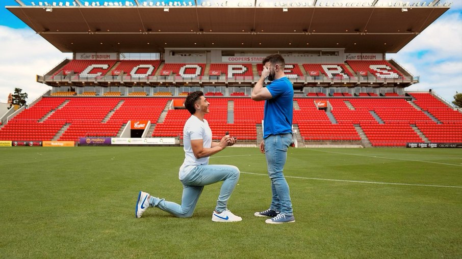 Josh Cavallo pede namorado em casamento em estádio do clube Adelaide, na Austrália