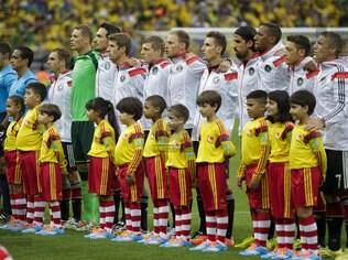Cada time começa com 11 jogadores