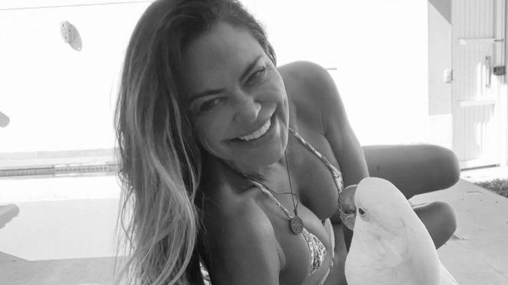Lembra dela? Ex-atriz da Globo  surpreende ao posar de biquíni
