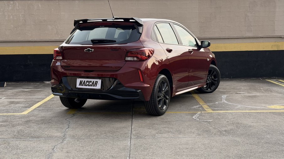 Traseira reforça a proposta visual mais agressiva do Chevrolet Onix RS 2026.