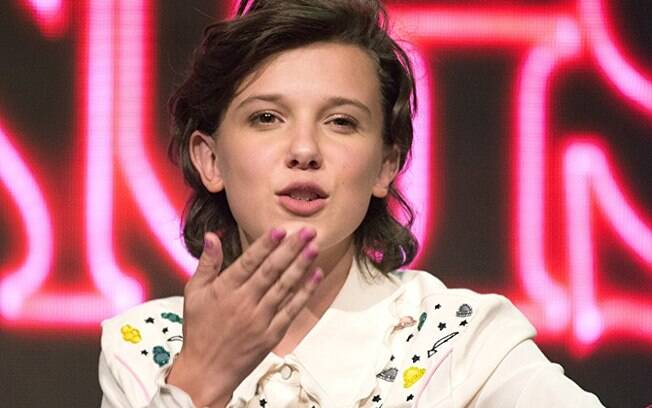 Millie Bobby Brown fala pela primeira vez durante premiação sobre as montagens homofóbicas que circularam nas redes sociais