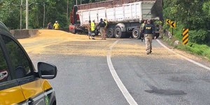 VÍDEO: Caminhão de soja tomba e fecha BR-376, em Santa Catarina