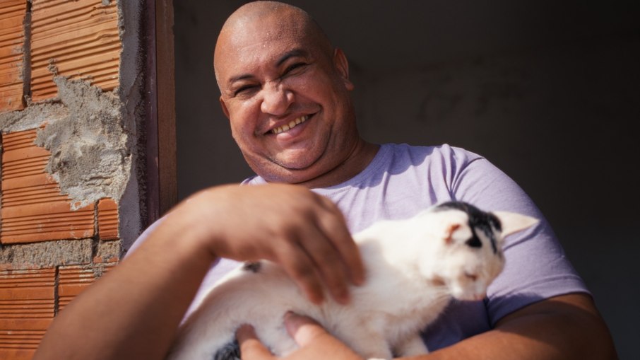 Depois de viajar 2 mil km atrás de uma namorada criada por IA, Edimar encontrou em Jéssica uma companheira de verdade, agora com plano de saúde da Petlove Depois de viajar 2 mil km atrás de uma namorada criada por IA, Edimar encontrou em Jéssica uma companheira de verdade, agora com plano de saúde da Petlove